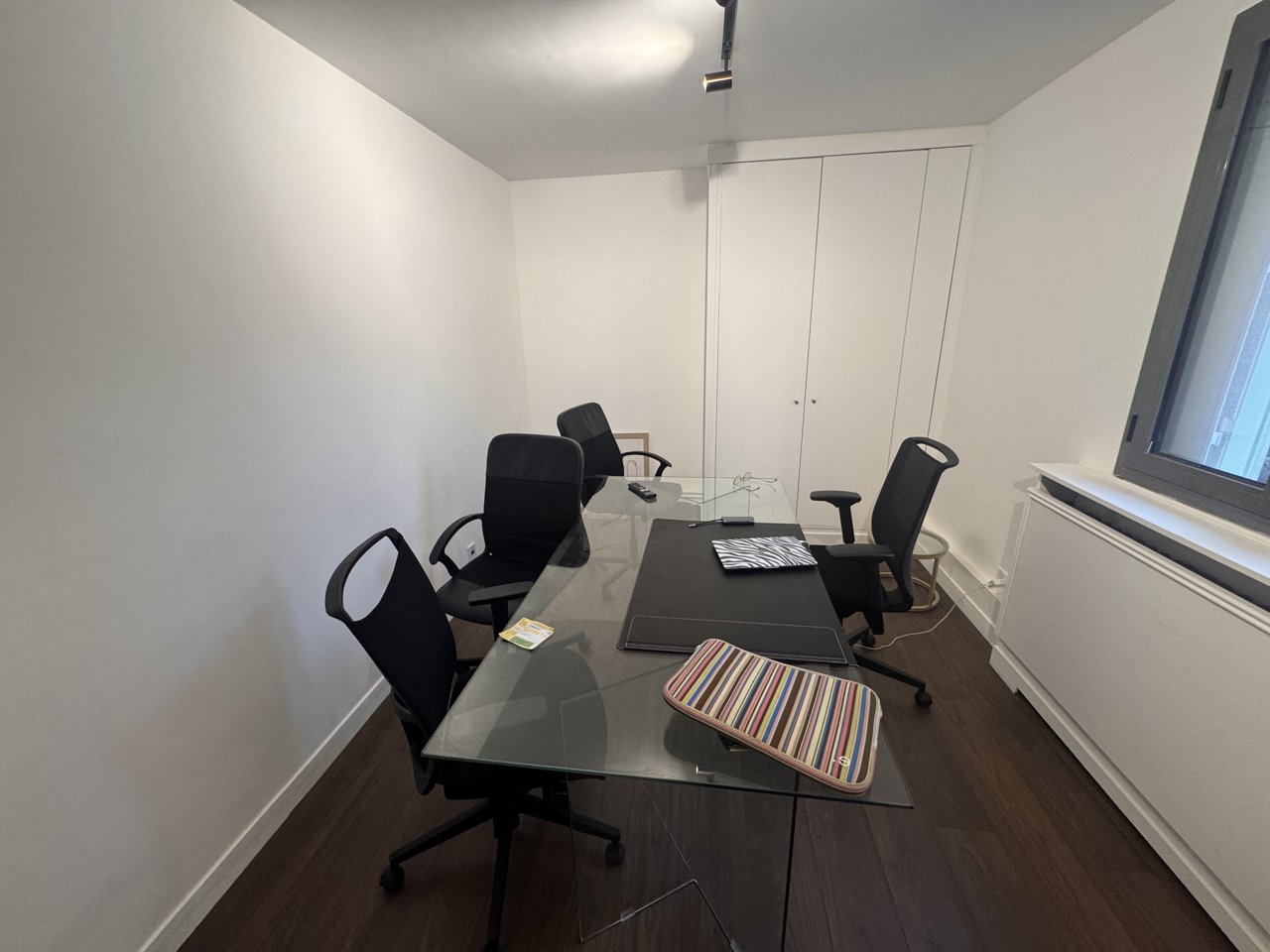 Bureau — angle 2