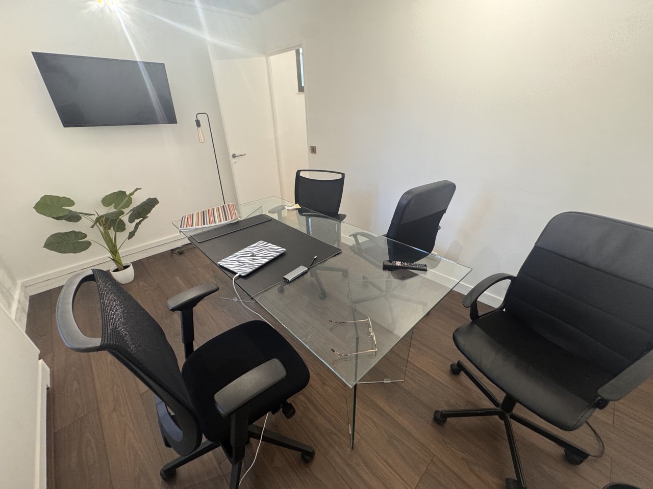 Bureau — angle 3